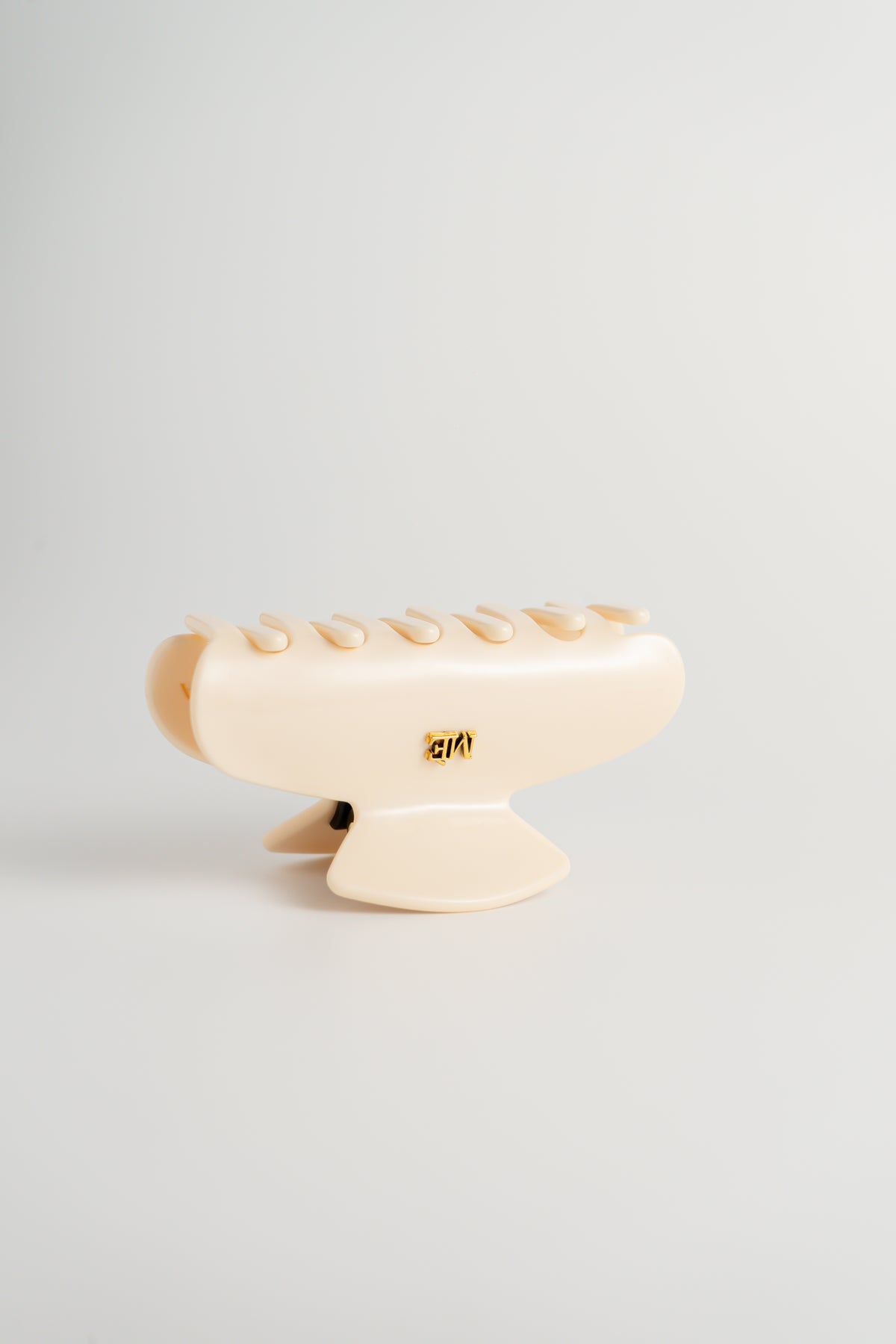 The Signature Claw - Emblem Edition, Petite off White