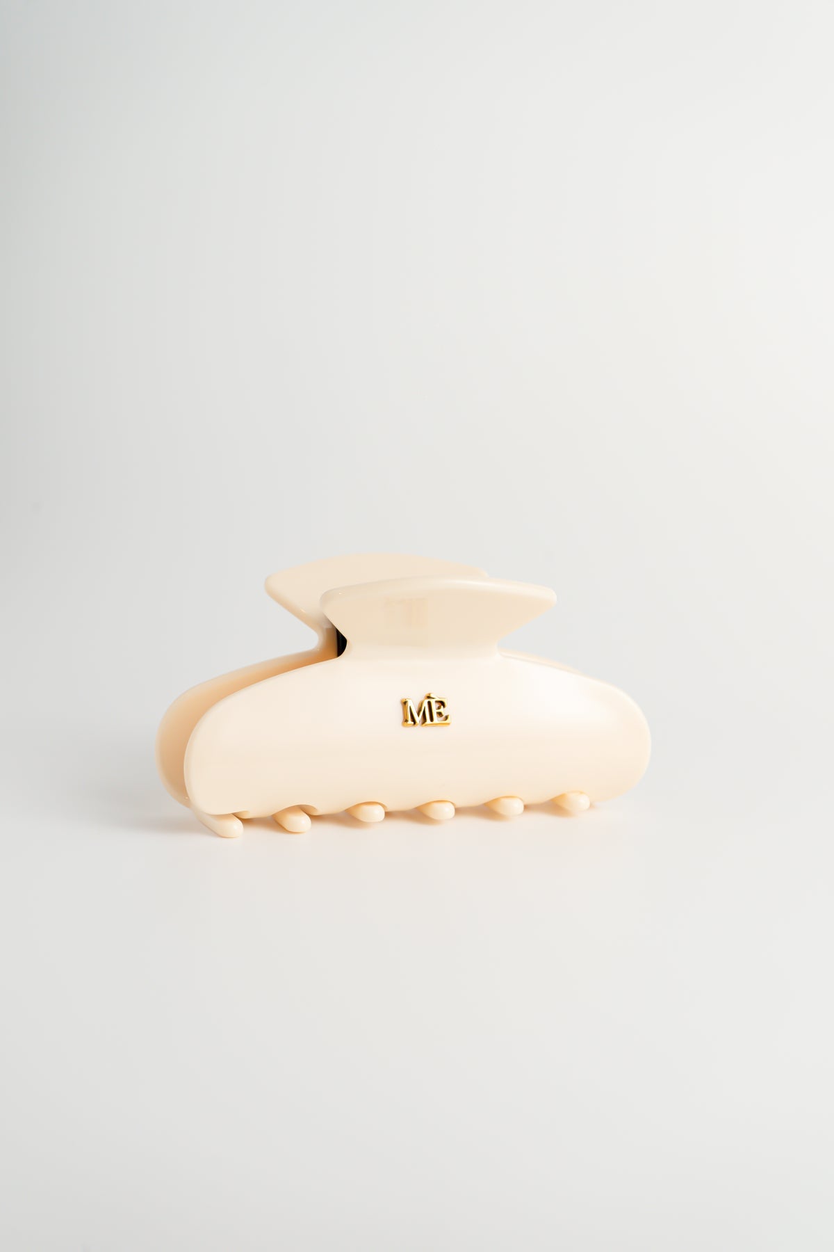 The Signature Claw - Emblem Edition, Petite off White